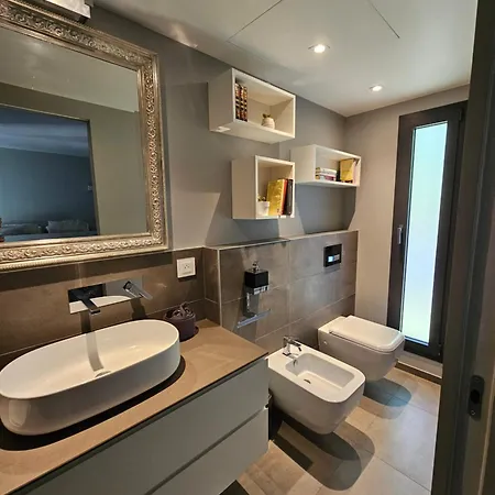 Contemporaine Classee 5 Etoiles Avec Piscine *