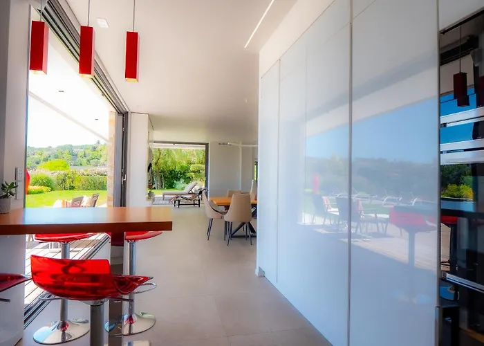 Contemporaine Classee 5 Etoiles Avec Piscine Villa