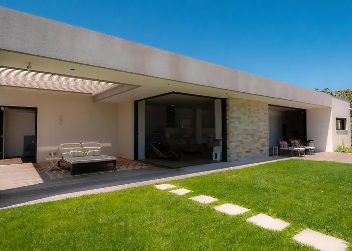 Contemporaine Classee 5 Etoiles Avec Piscine