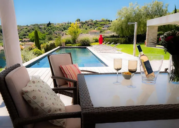 Contemporaine Classee 5 Etoiles Avec Piscine *