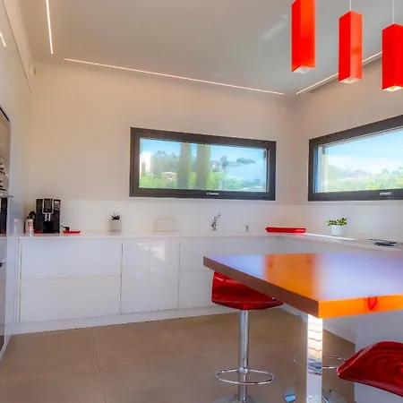 Contemporaine Classee 5 Etoiles Avec Piscine * Antibes