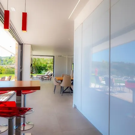 Contemporaine Classée 5 étoiles Avec Piscine Villa