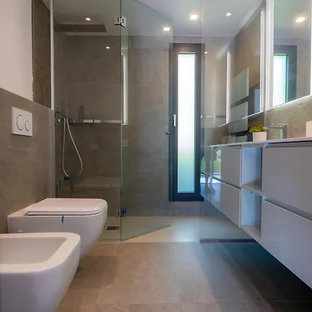 Contemporaine Classee 5 Etoiles Avec Piscine *