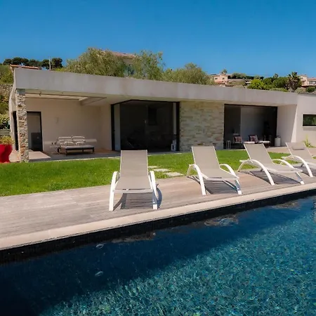 Contemporaine Classée 5 étoiles Avec Piscine