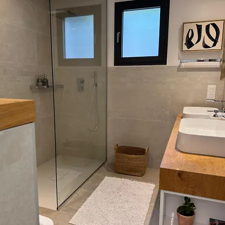 Contemporaine Classée 5 étoiles Avec Piscine Antibes