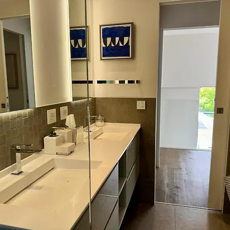Contemporaine Classée 5 étoiles Avec Piscine * Antibes