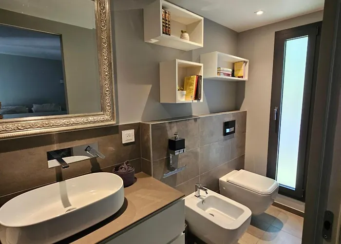 Contemporaine Classee 5 Etoiles Avec Piscine *