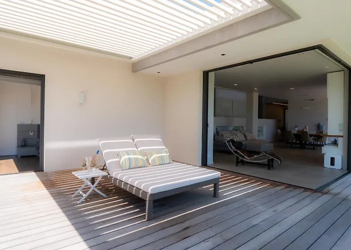 Contemporaine Classee 5 Etoiles Avec Piscine *