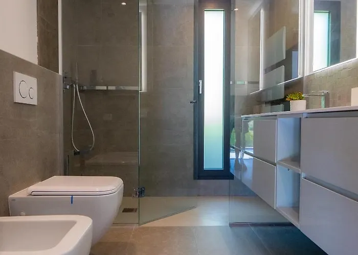 Contemporaine Classee 5 Etoiles Avec Piscine *