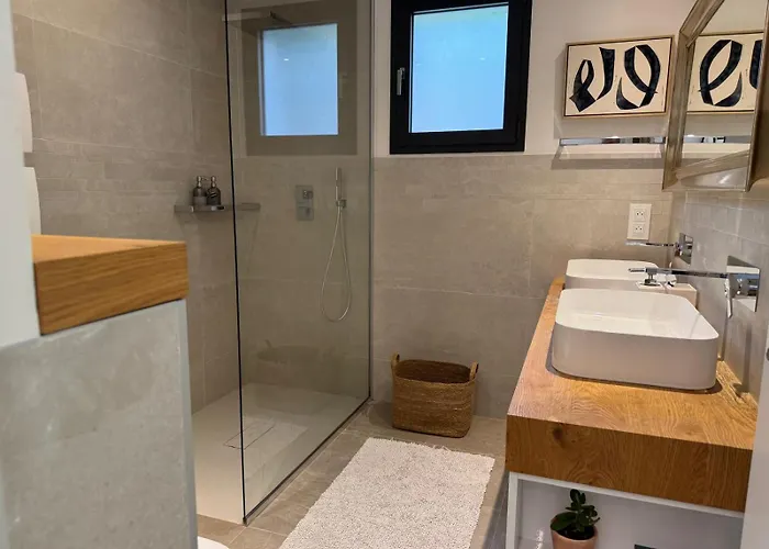 Contemporaine Classee 5 Etoiles Avec Piscine Antibes