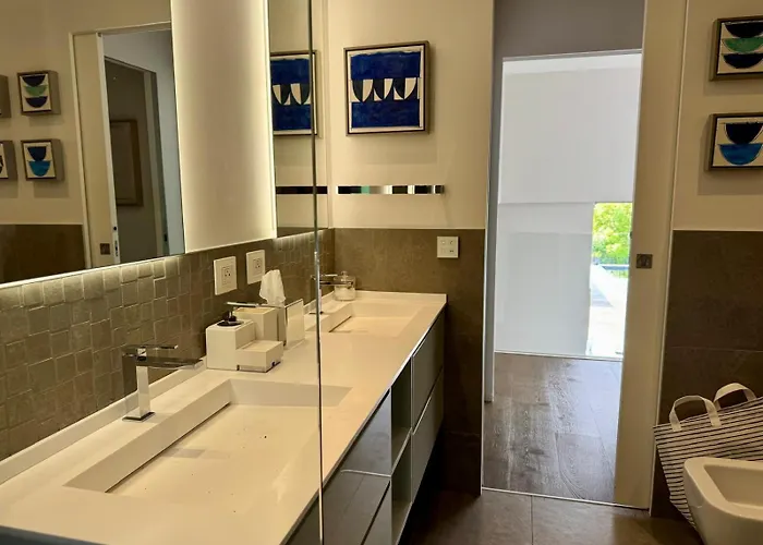 Contemporaine Classee 5 Etoiles Avec Piscine * Antibes