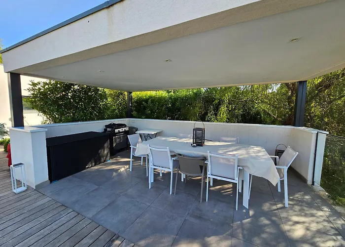 Contemporaine Classee 5 Etoiles Avec Piscine Villa *